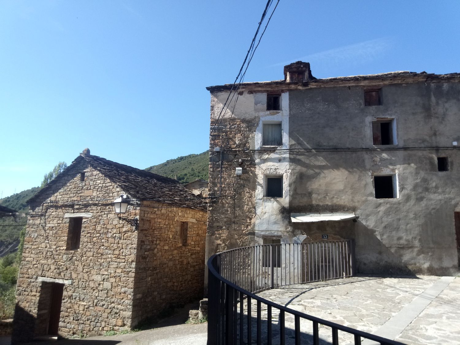 Vista exterior de Casa o xalet en venda en El Pueyo de Araguás amb Jardí privat