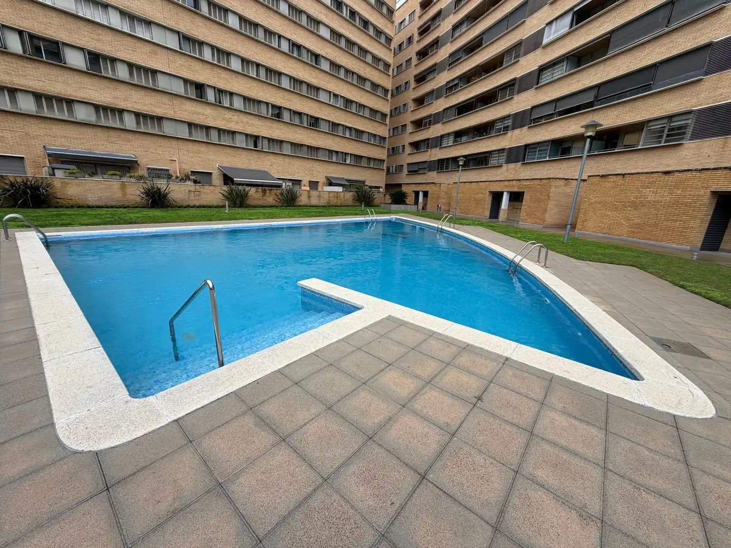 Piscina de Piso en venta en Girona con Aire acondicionado, Jardín privado y Terraza