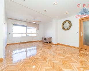 Living room of Flat to rent in  Madrid Capital  with Air Conditioner, Heating and Parquet flooring