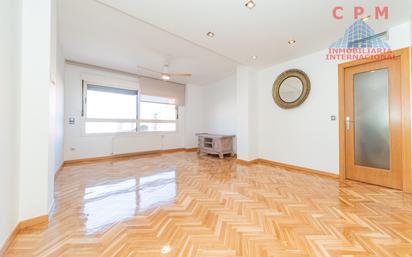 Living room of Flat to rent in  Madrid Capital  with Air Conditioner, Heating and Parquet flooring