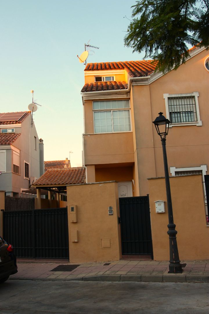 Vista exterior de Casa adosada en venta en Espartinas con Aire acondicionado, Calefacción y Jardín privado