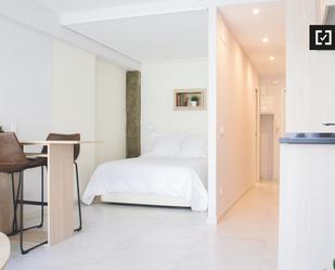 Bedroom of Flat to rent in  Madrid Capital  with Air Conditioner, Heating and Balcony