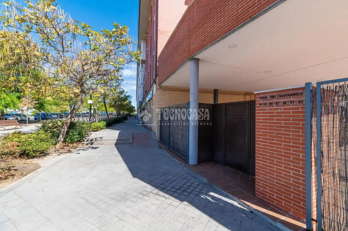 Vista exterior de Pis en venda en Arroyomolinos (Madrid) amb Parquet, Terrassa i Balcó