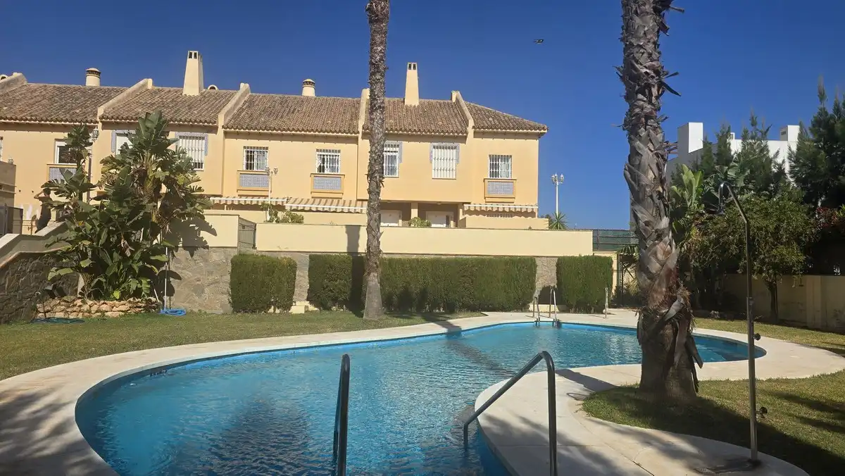 Adossat amb piscina en venda a adarve de calypso