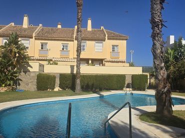 Reihenhaus mit Pool zum Verkauf in adarve de calypso