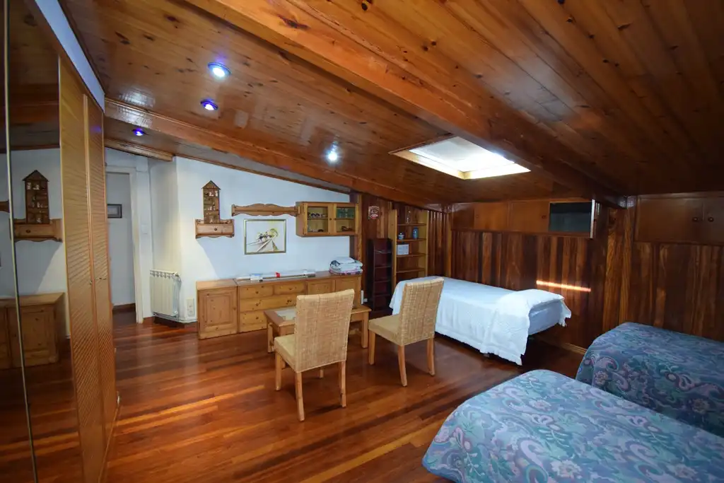 Habitación de Casa adosada en venta en Pontedeume con Calefacción y Jardín privado