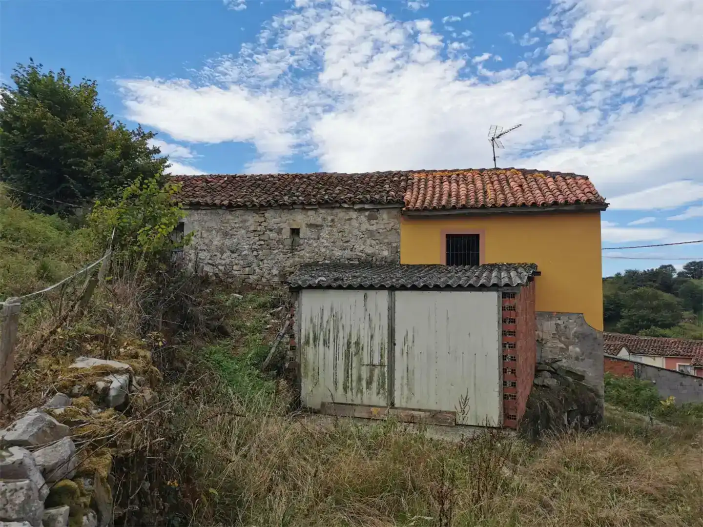 Vista exterior de Finca rústica en venta en Belmonte de Miranda, Asturias