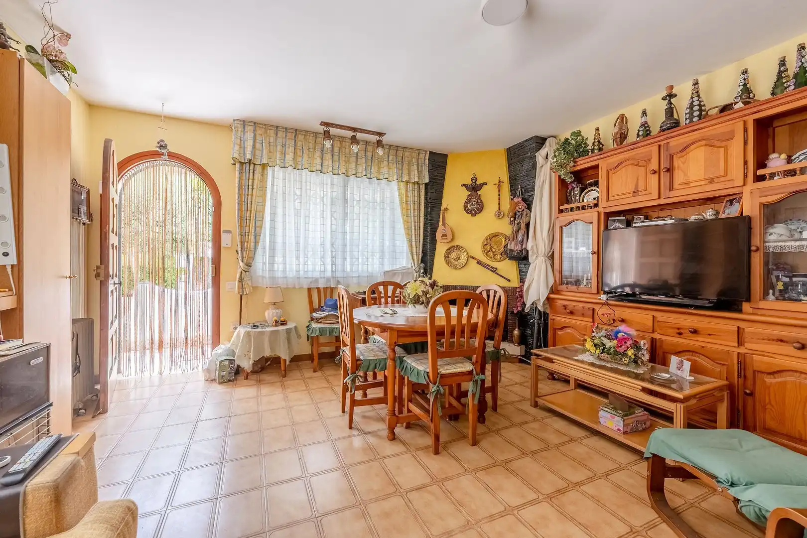 Sala d'estar de Casa adosada en venda en Cunit amb Aire condicionat, Calefacció i Jardí privat