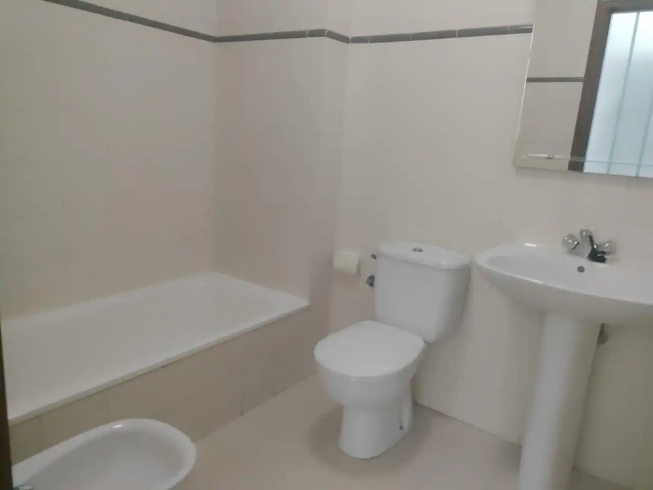 Bathroom of Flat for rent in Santiago de Compostela   with Heating