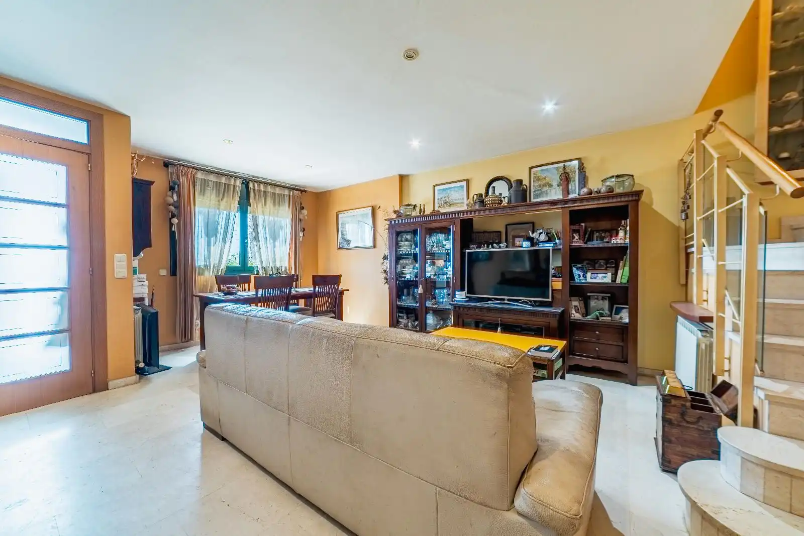 Wohnzimmer von Einfamilien-Reihenhaus zum Verkauf in Vilassar de Mar mit Klimaanlage, Heizung und Terrasse