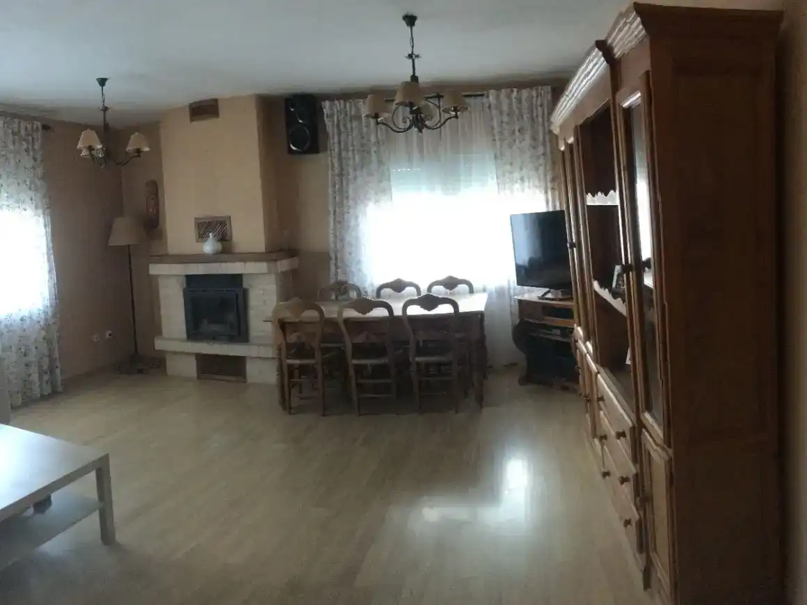 Wohnzimmer von Wohnung zum Verkauf in Cobisa mit Klimaanlage, Privatgarten und Parkett