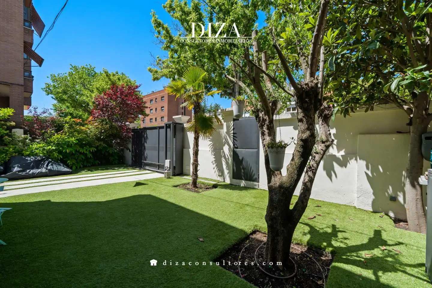 Vista exterior de Casa o xalet de lloguer en Madrid amb Aire condicionat, Calefacció i Jardí privat