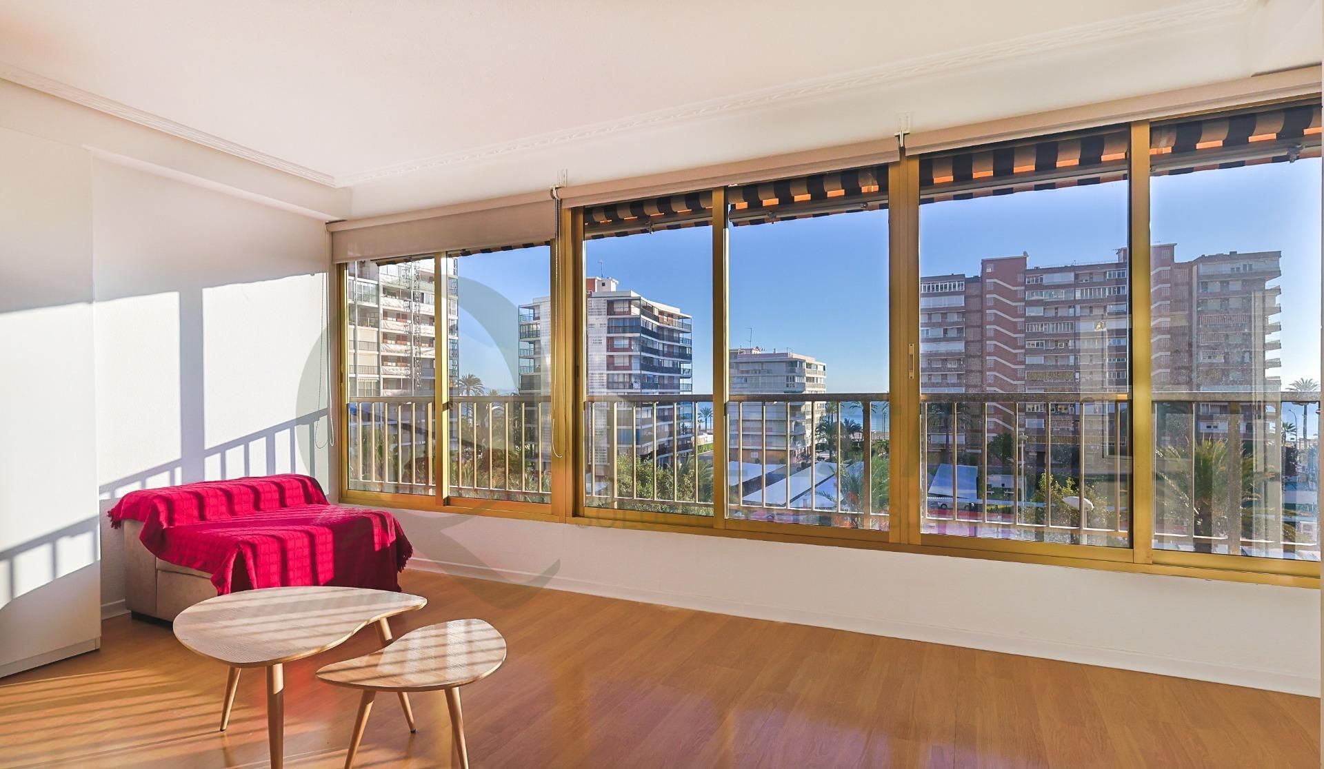 Habitación de Piso en venta en Alicante / Alacant con Jardín privado, Terraza y Amueblado