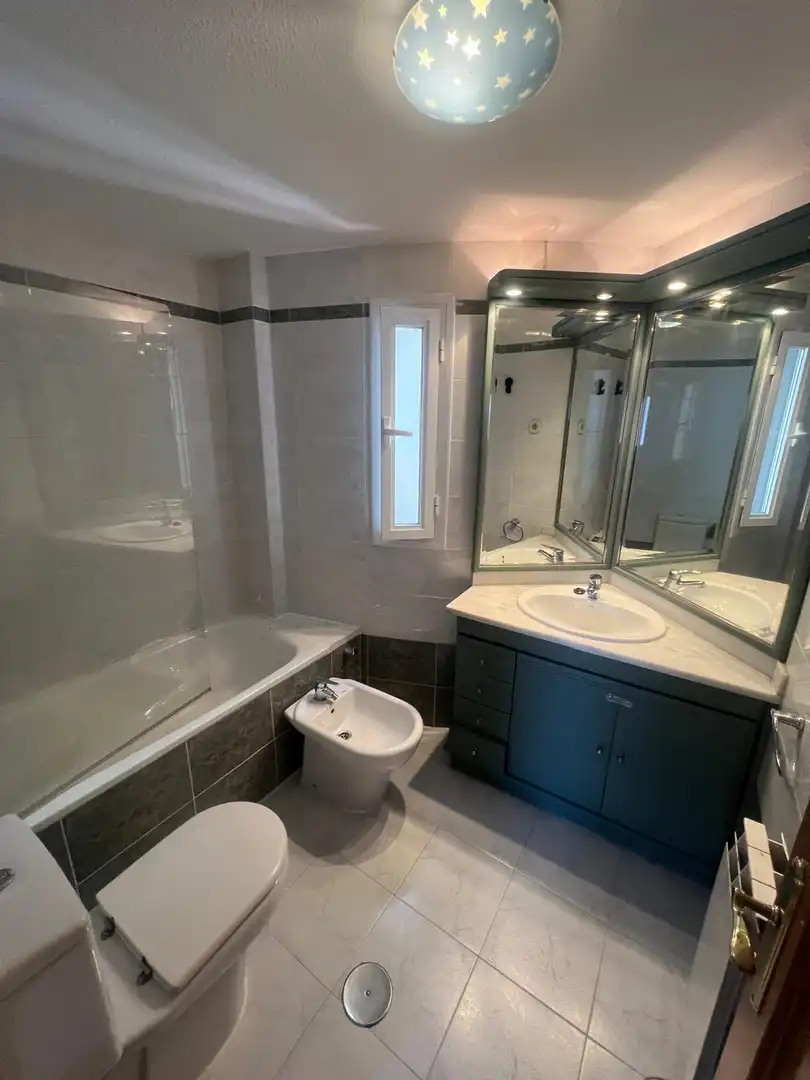 Baño de Piso de alquiler en Madrid con Aire acondicionado, Calefacción y Jardín privado