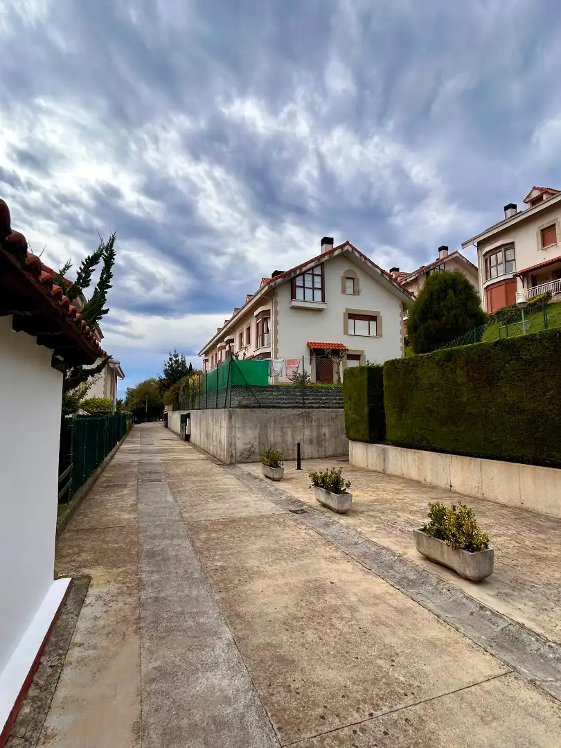 Vista exterior de Dúplex en venda en San Vicente de la Barquera, Cantabria