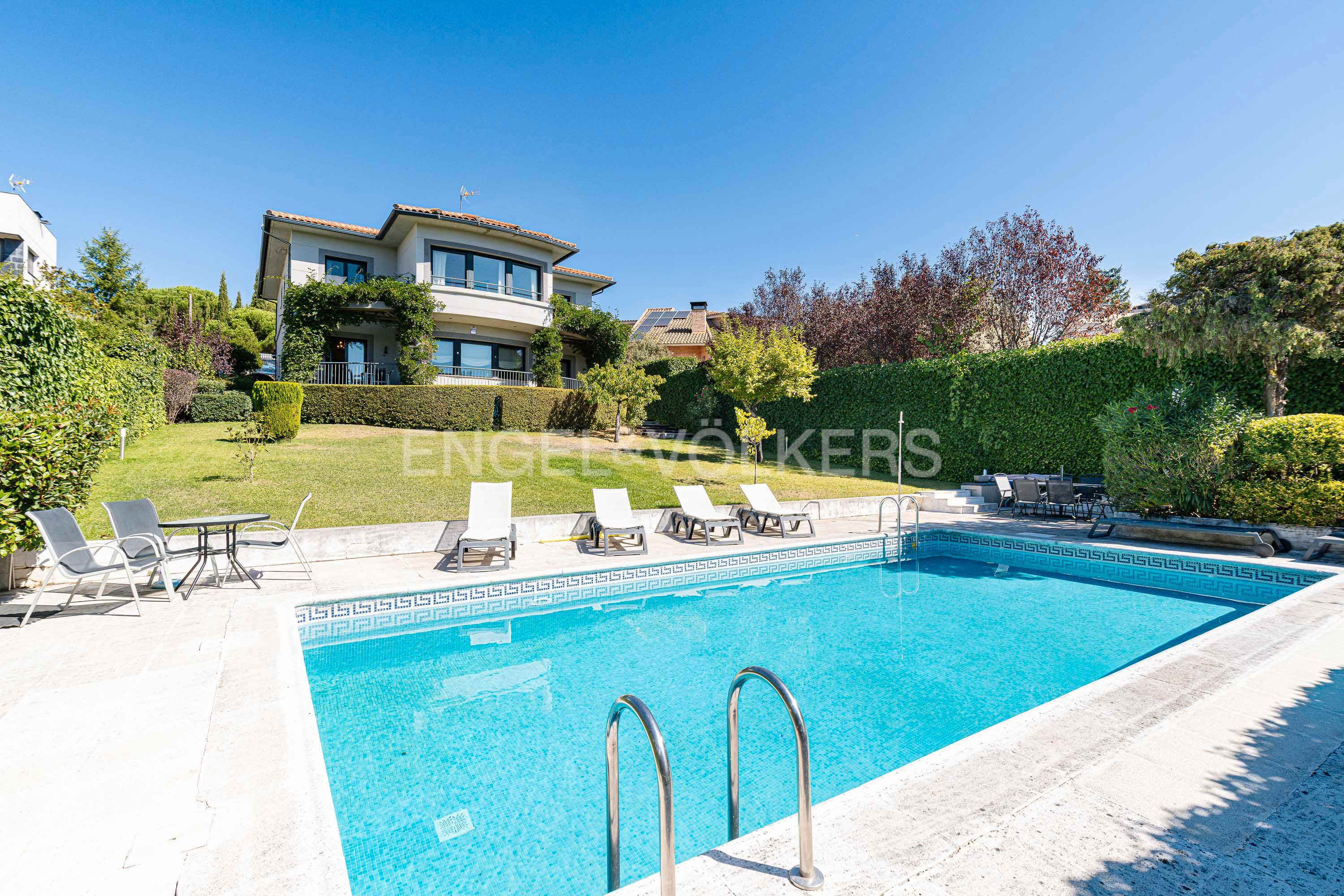 Exterior view of House or chalet for sale in Hoyo de Manzanares  with Heating, Private garden and Terrace
