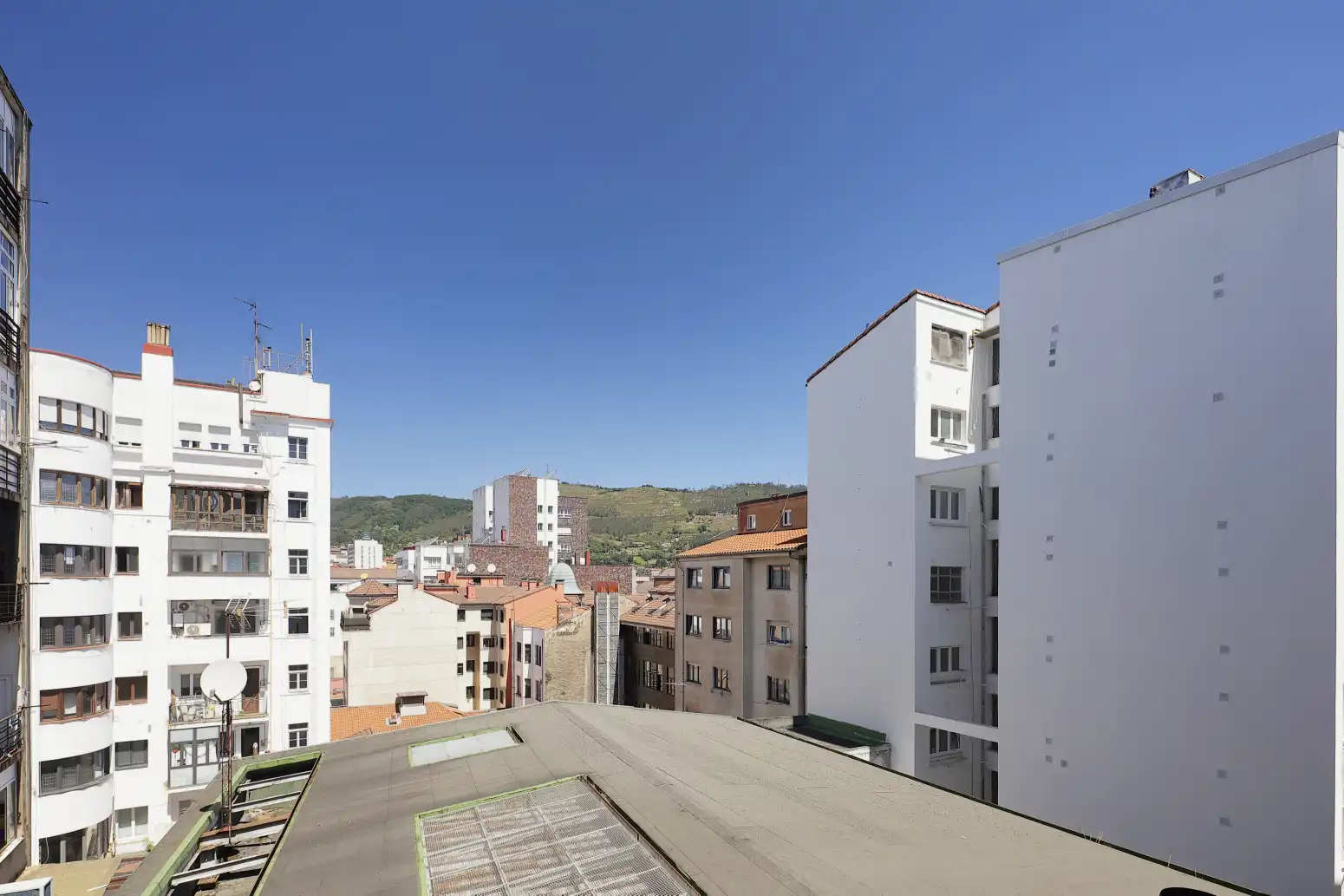 Vista exterior de Pis en venda en Oviedo  amb Calefacció i Terrassa