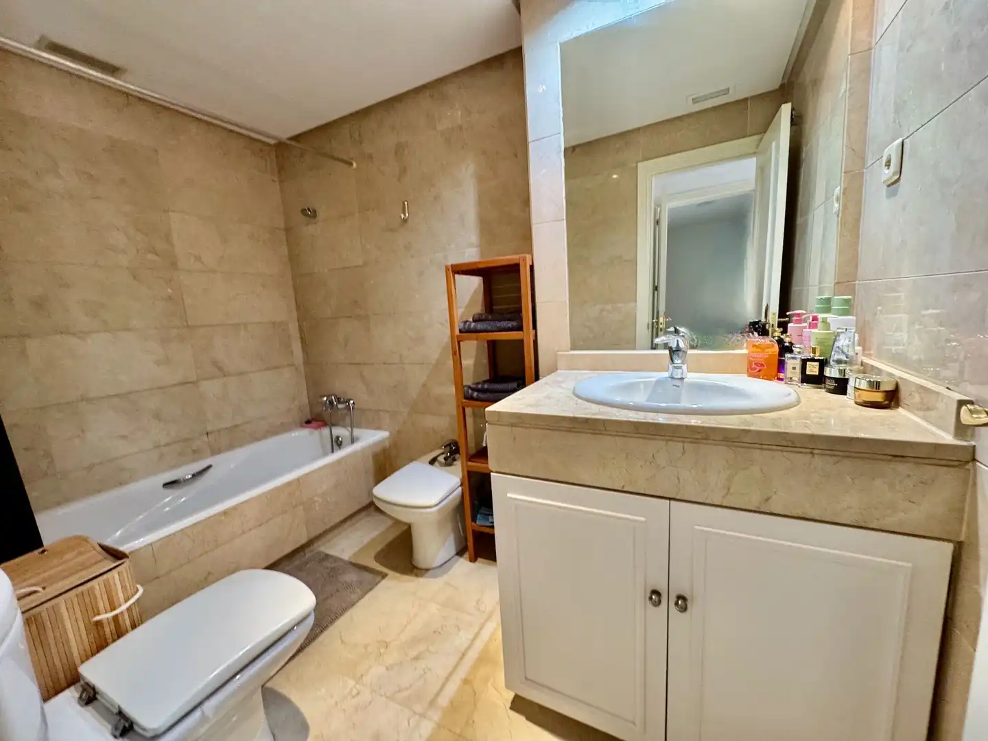 Bany de Apartament de lloguer en Marbella amb Aire condicionat, Moblat i Piscina comunitària