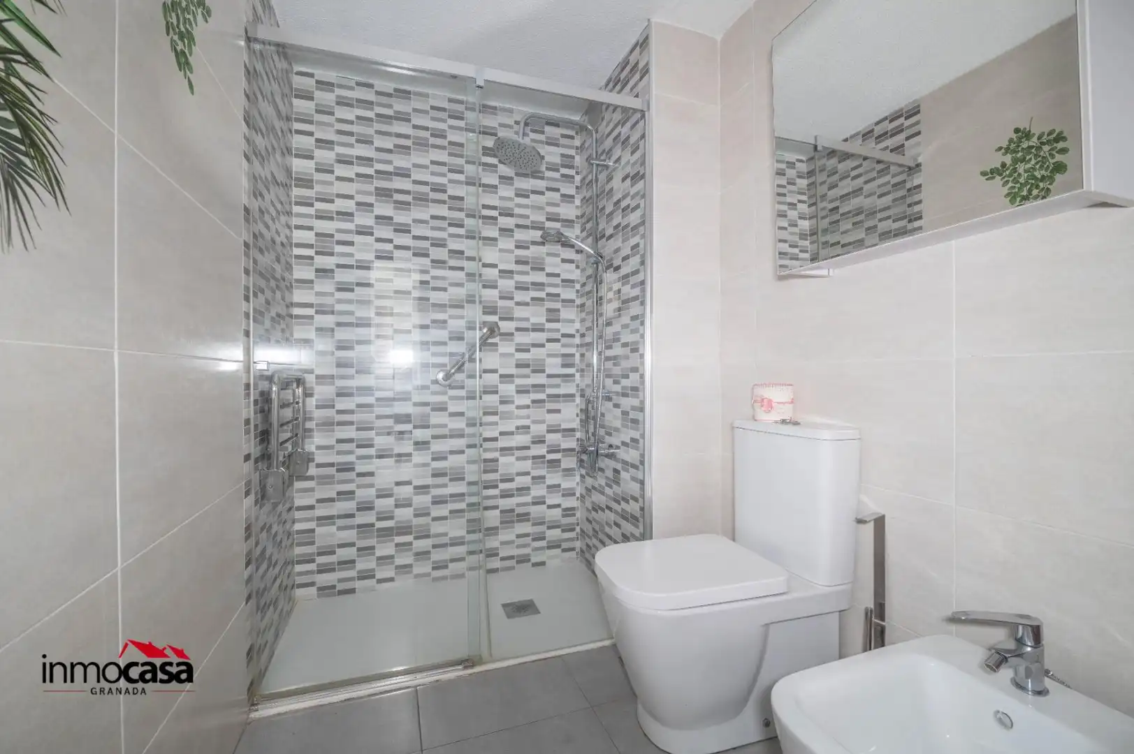 Baño de Piso en venta en Granada con Aire acondicionado, Terraza y Balcón