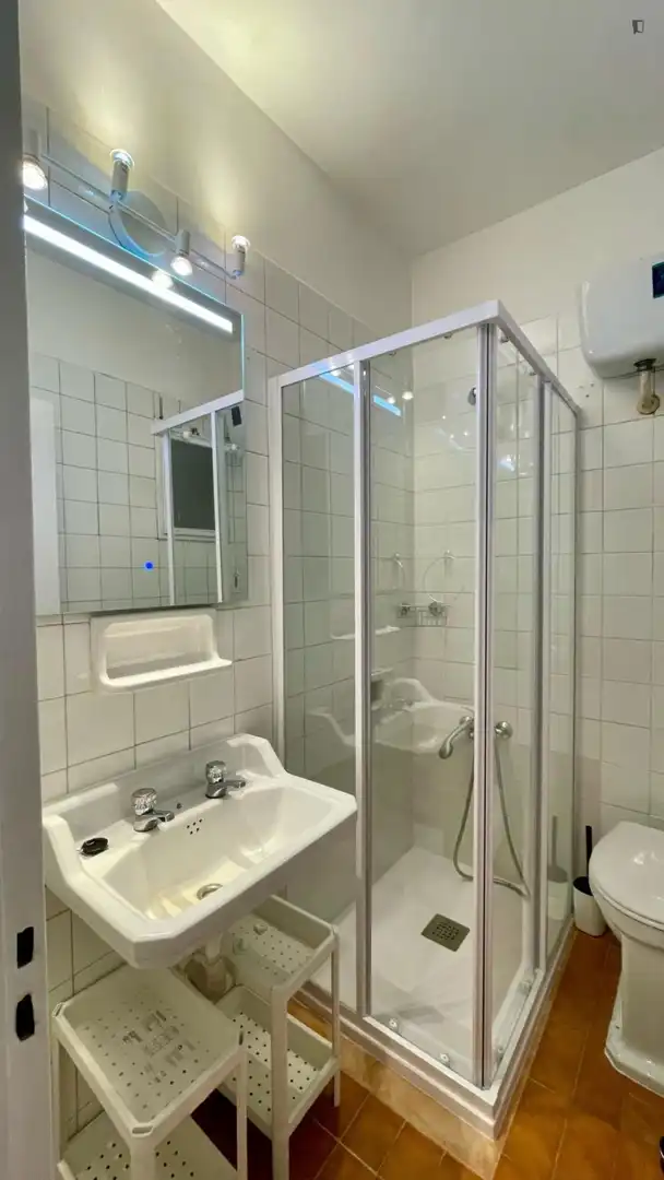 Badezimmer von Wohnungen zur untervermieten in Madrid mit Möbliert, Ofen und Waschmaschine
