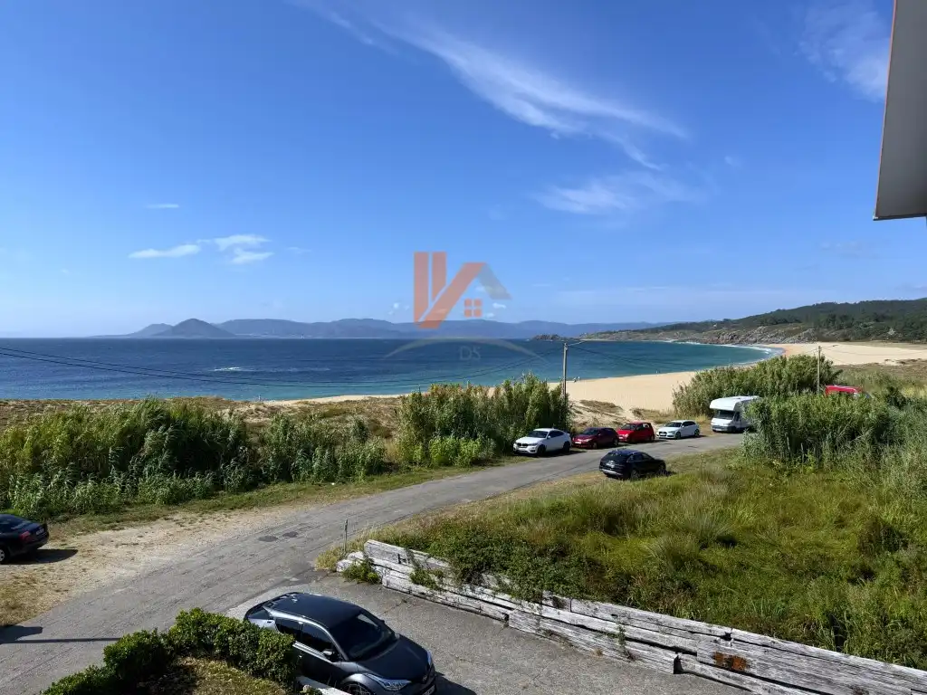 Vista exterior de Casa o xalet en venda en Porto do Son amb Jardí privat, Terrassa i Moblat