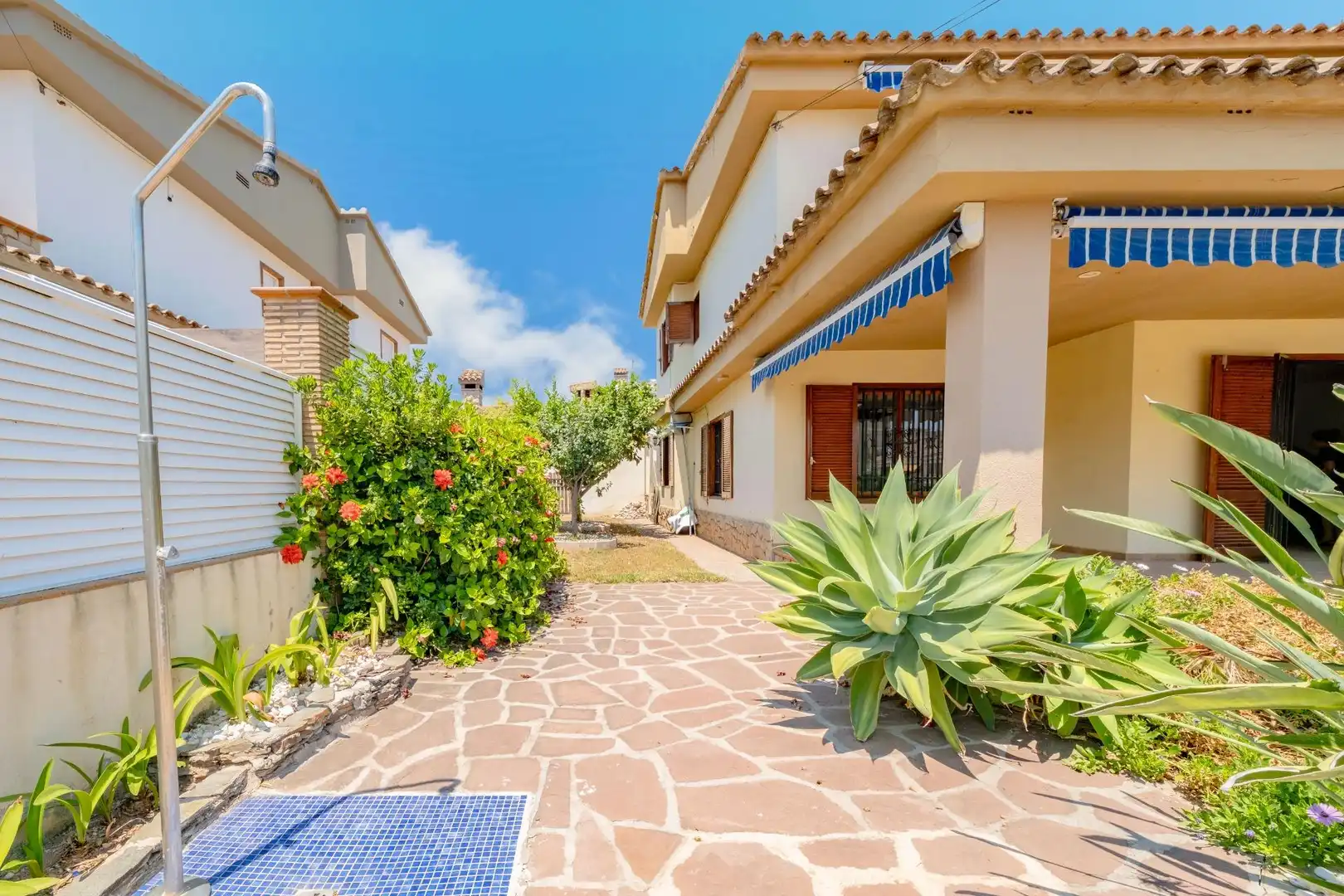 Vista exterior de Casa o xalet en venda en Benicasim / Benicàssim amb Balcó i Piscina comunitària