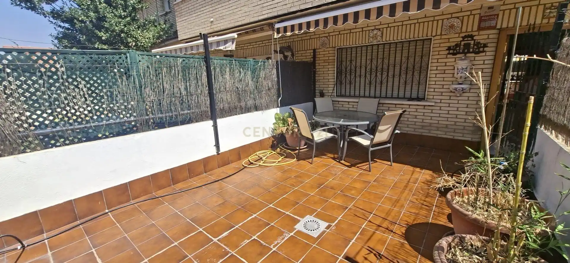 Terrasse von Einfamilien-Reihenhaus zur Miete in Boadilla del Monte mit Abstellraum, Ofen und Waschmaschine