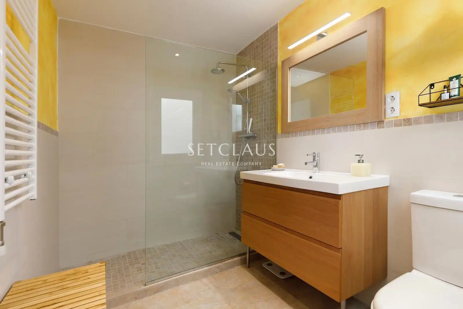 Bathroom of Houses for sale in El Masnou  with Air Conditioner, Heating and Terrace