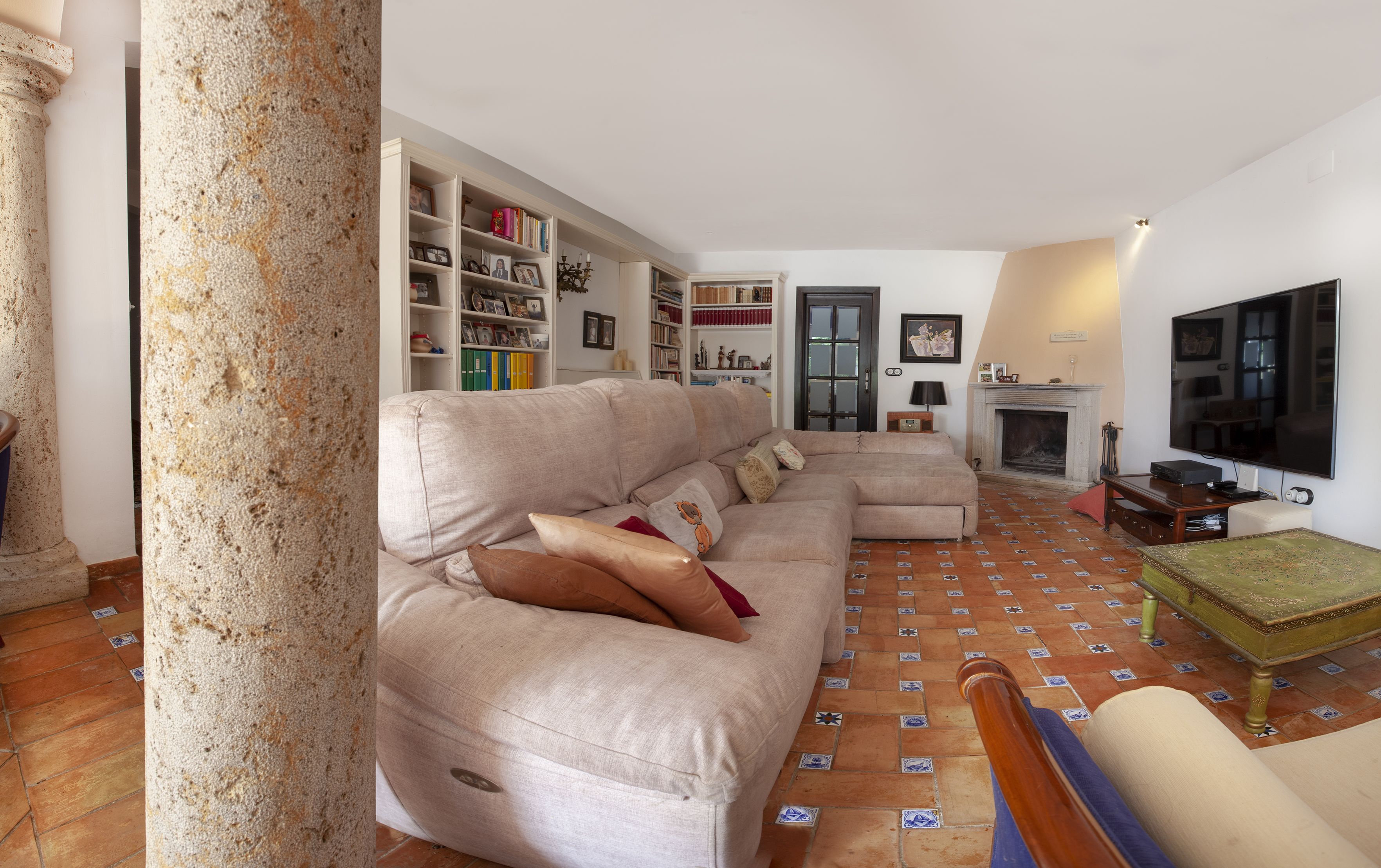 Sala d'estar de Casa o xalet en venda en Carmona amb Jardí privat, Terrassa i Piscina