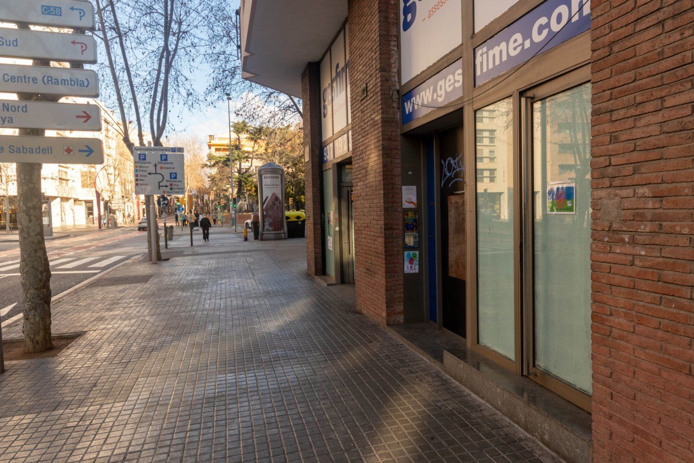 Vista exterior de Oficina de lloguer en Sabadell amb Calefacció