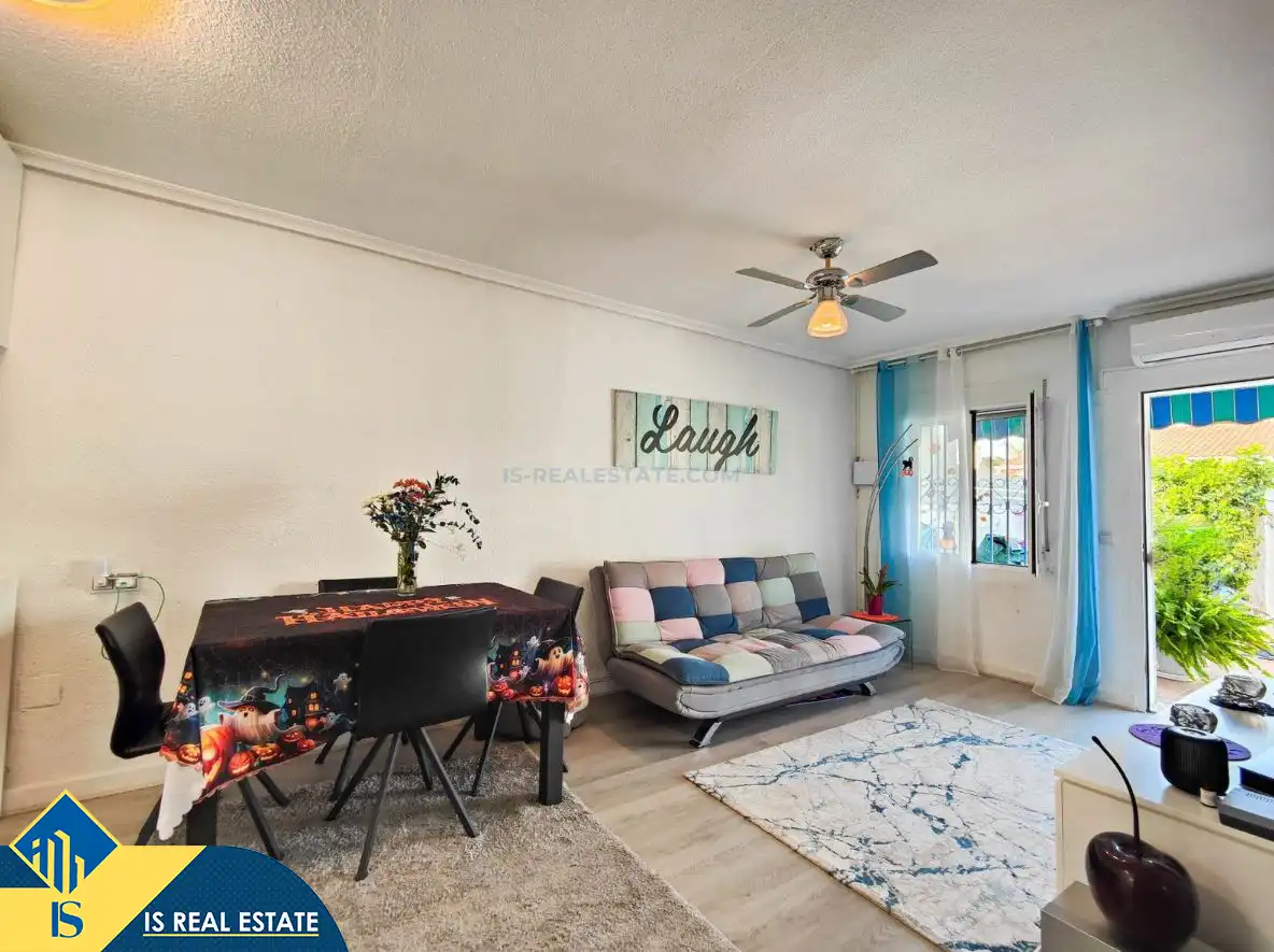 Sala de estar de Casa adosada en venta en Torrevieja con Aire acondicionado, Calefacción y Jardín privado
