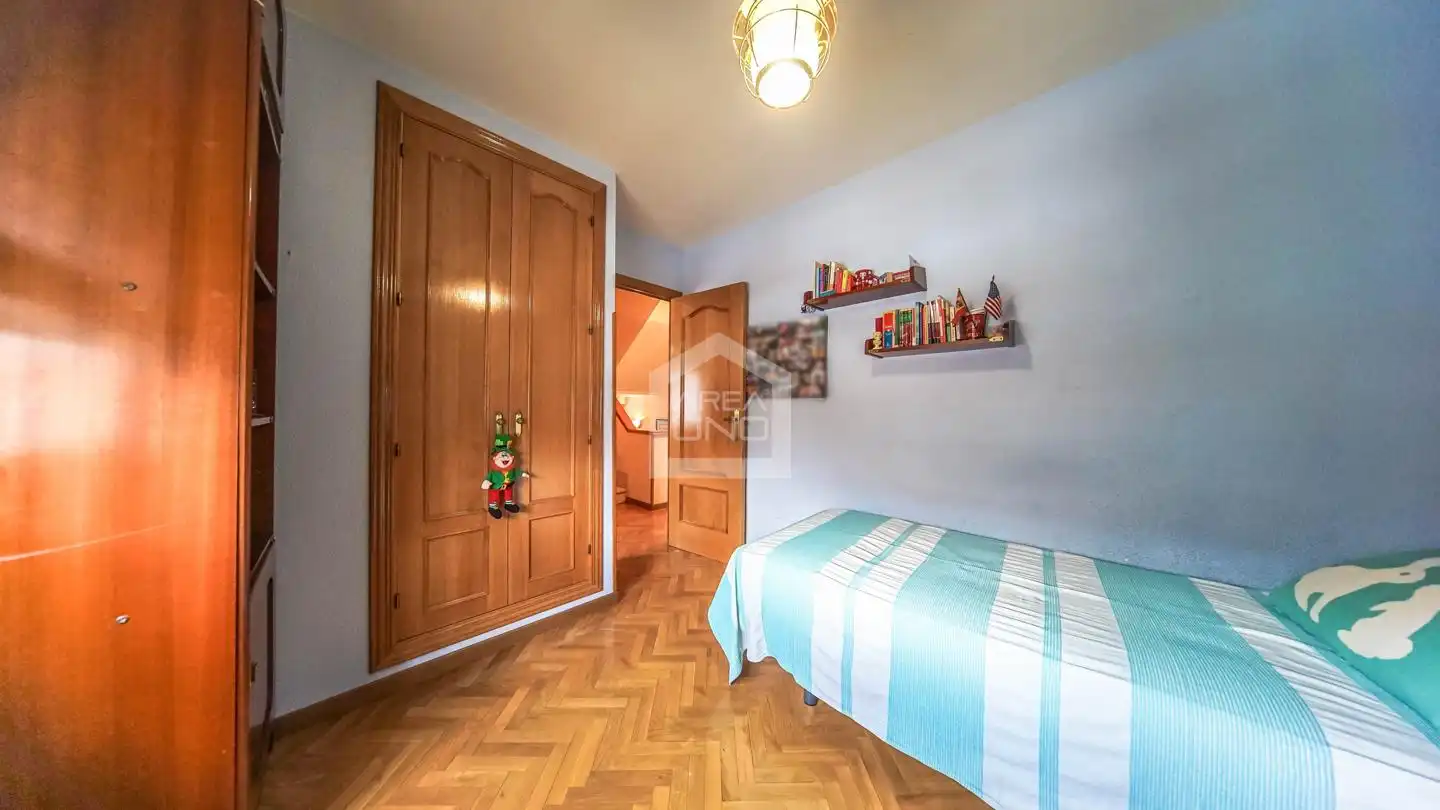 Dormitori de Casa adosada en venda en Alcorcón amb Aire condicionat, Calefacció i Parquet