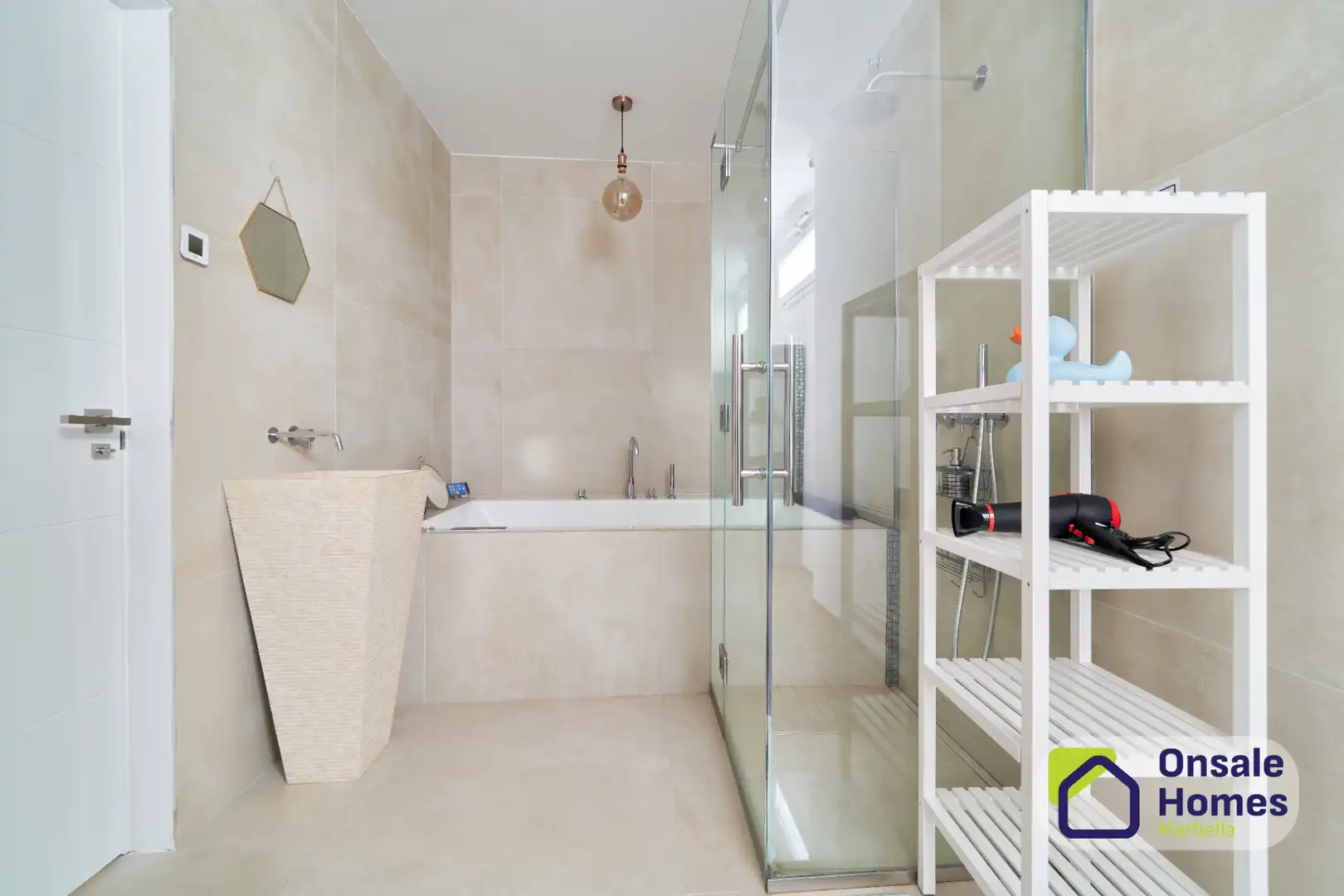 Baño de Piso en venta en Marbella con Aire acondicionado, Terraza y Balcón