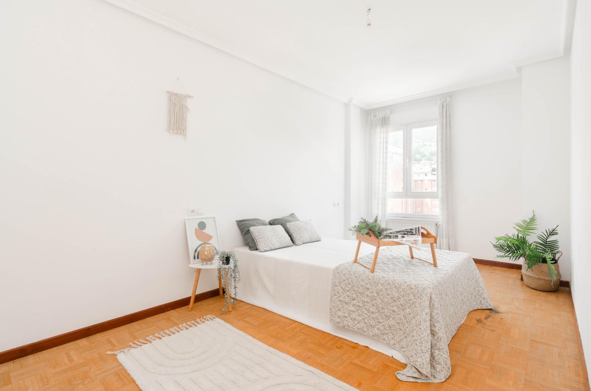 Habitación de Piso en venta en Oviedo  con Calefacción