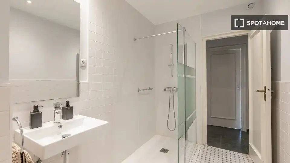 Baño de Piso de alquiler en Valencia con Aire acondicionado, Calefacción y Amueblado