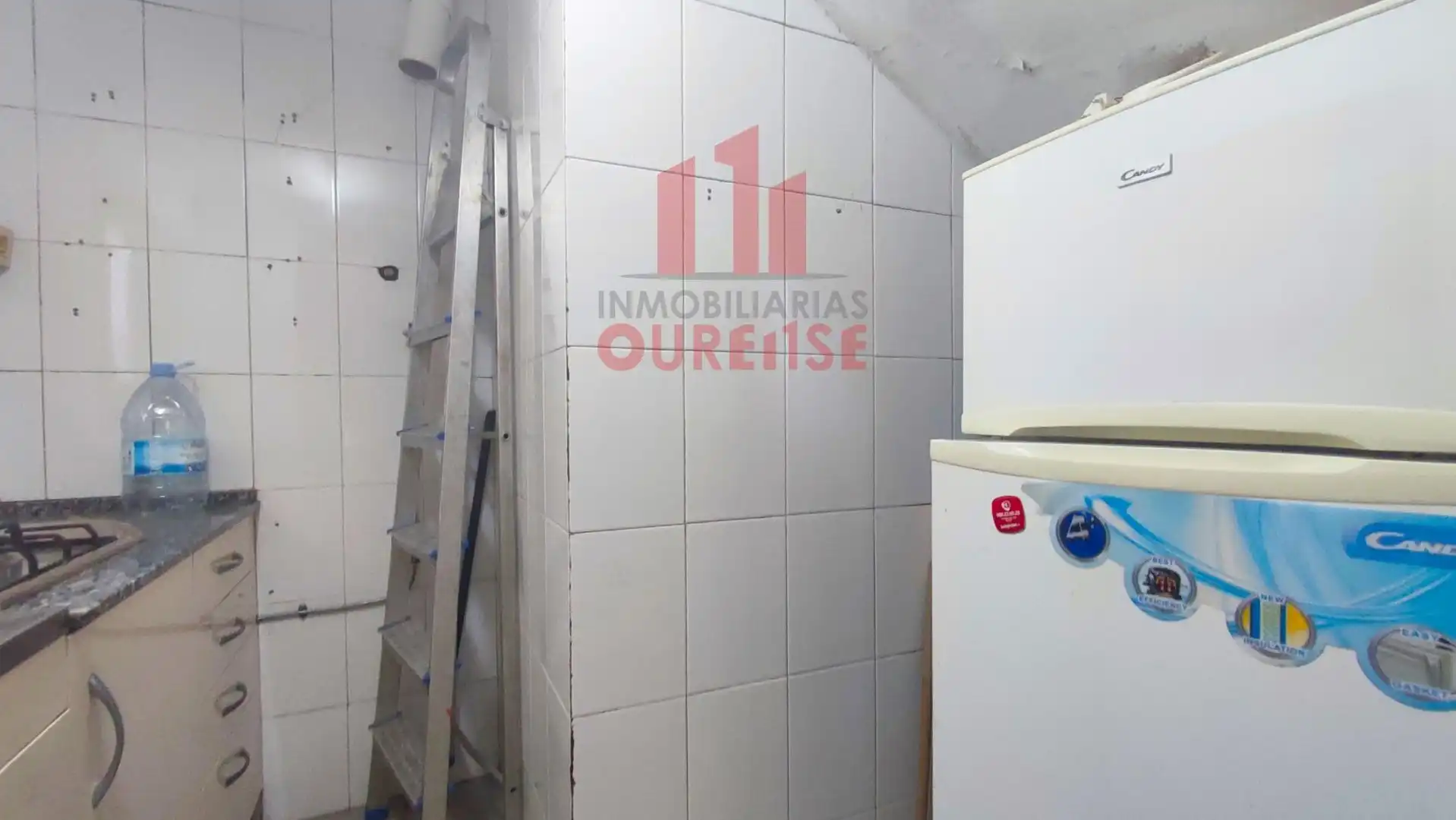 Cuina de Local de lloguer en Ourense Capital  amb Moblat