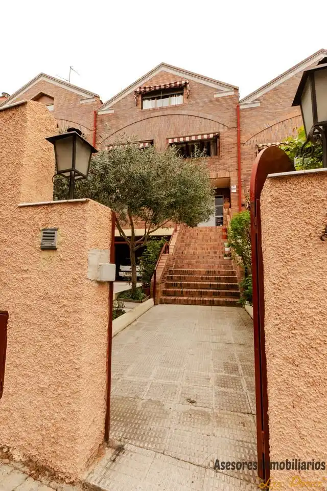 Außenansicht von Einfamilien-Reihenhaus zum Verkauf in Madrid mit Klimaanlage, Heizung und Privatgarten
