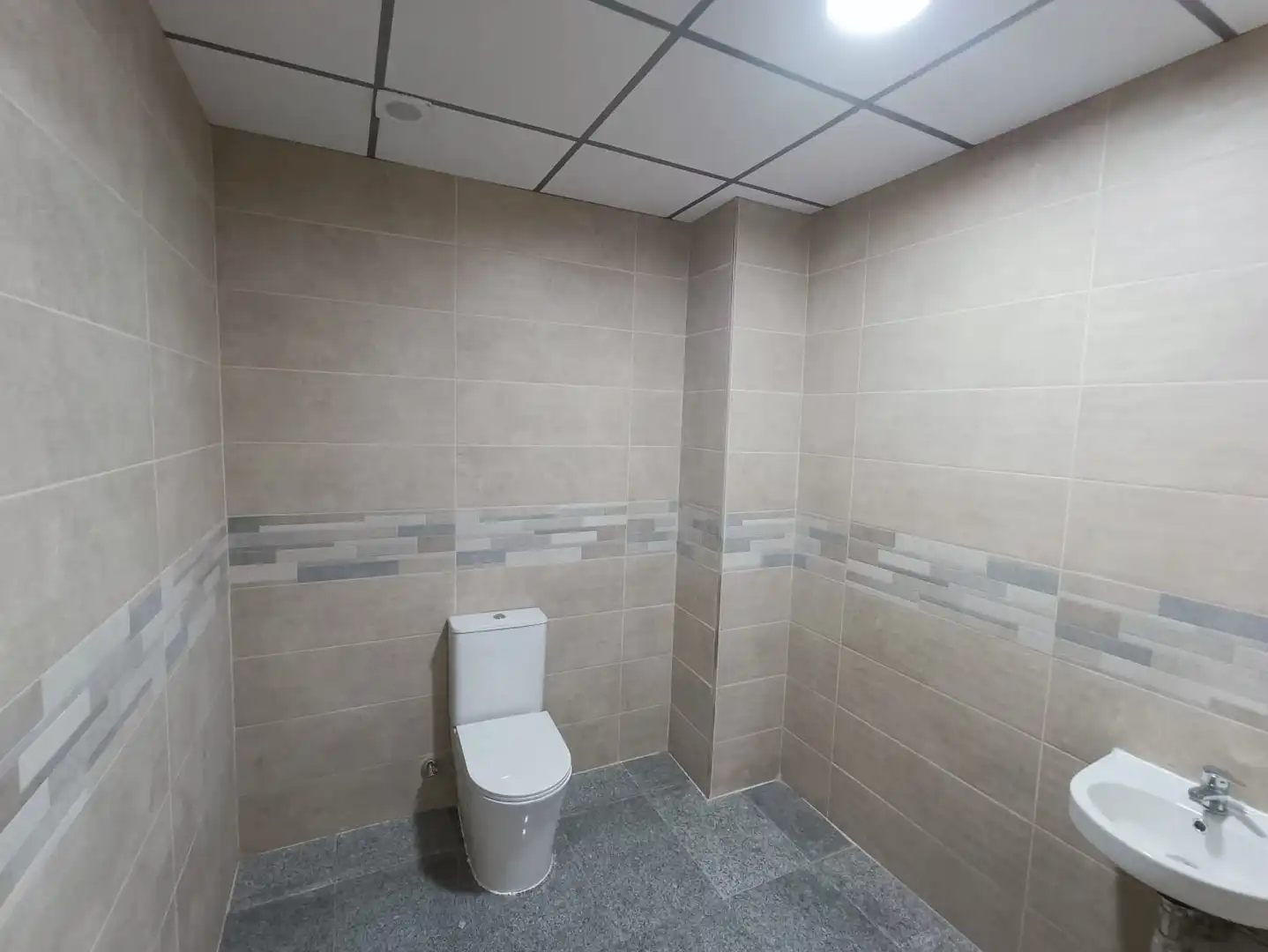 Badezimmer von Büro zum Verkauf in Cartagena mit Klimaanlage und Abstellraum
