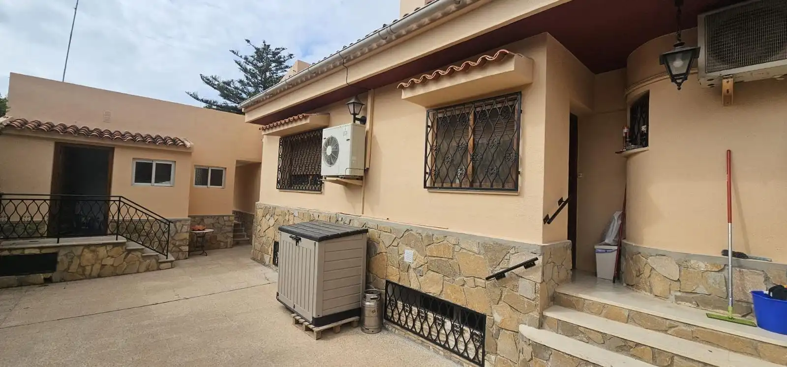 Vista exterior de Casa o xalet en venda en Mutxamel amb Jardí privat, Piscina i Moblat
