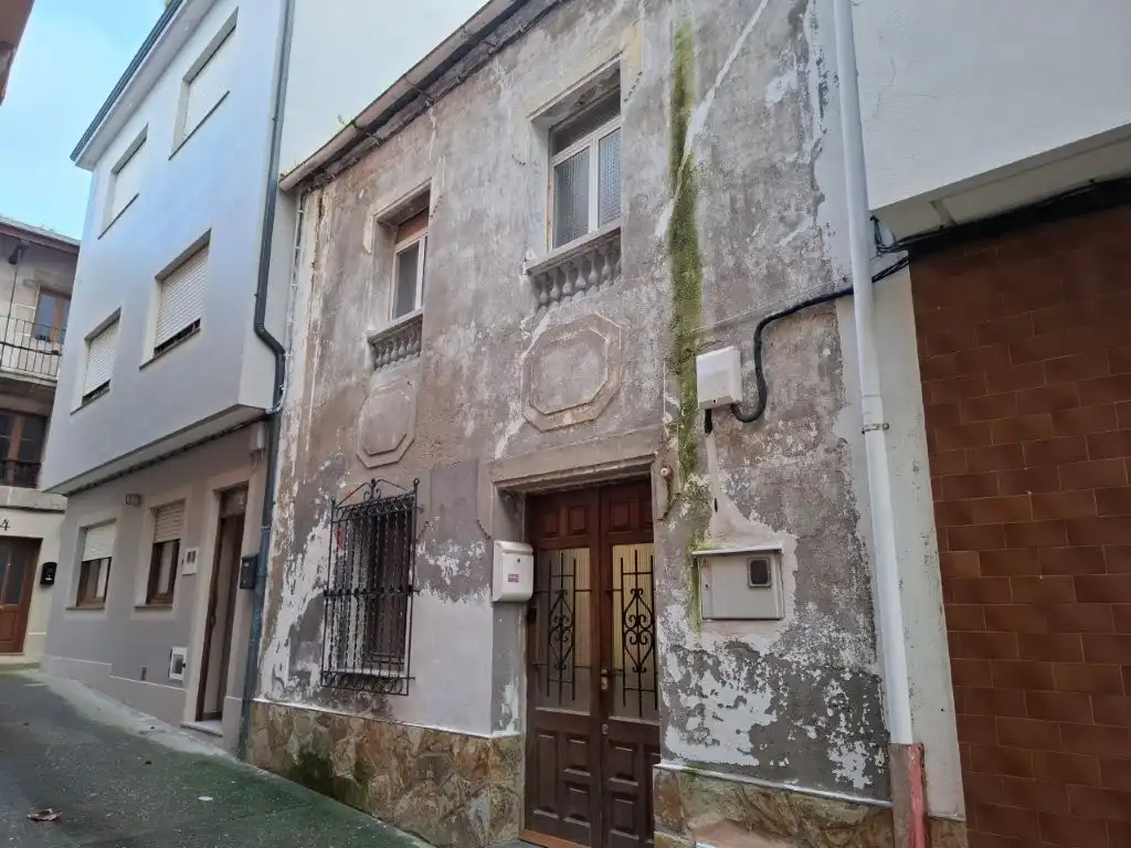 Außenansicht von Einfamilien-Reihenhaus zum Verkauf in Viveiro mit Terrasse, Abstellraum und Möbliert