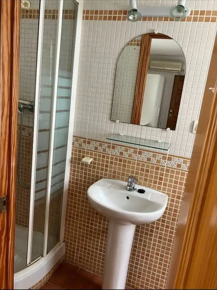 Baño de Estudio de alquiler en Huelva con Aire acondicionado, Calefacción y Terraza