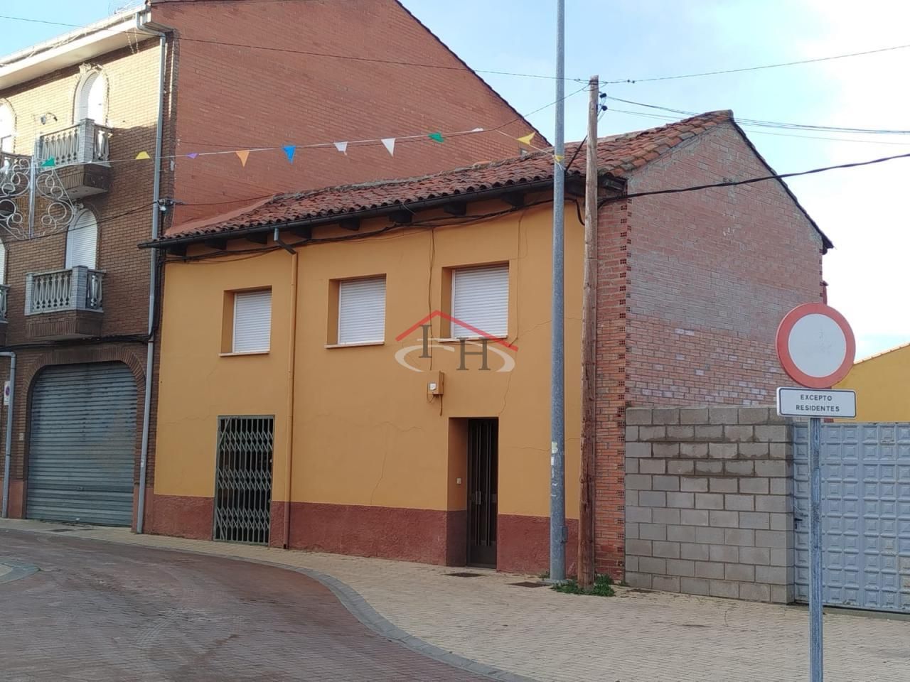 Vista exterior de Casa o xalet en venda en León Capital  amb Calefacció, Parquet i Traster