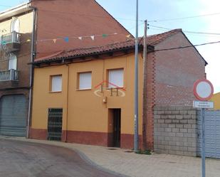 Vista exterior de Casa o xalet en venda en León Capital  amb Calefacció, Parquet i Traster