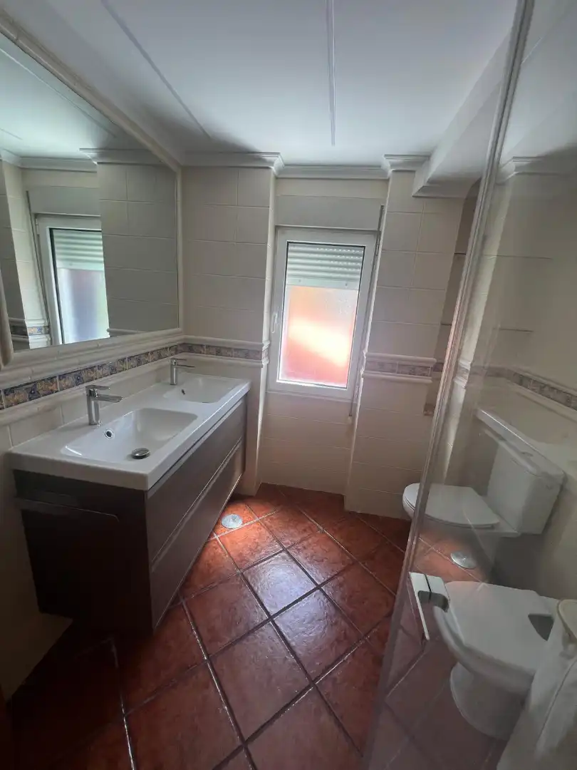 Bany de Pis en venda en Gijón  amb Parquet i Alarma
