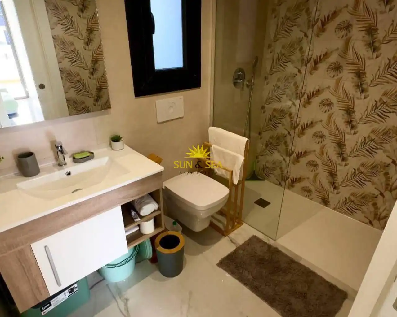 Bany de Apartament de lloguer en Torrevieja amb Aire condicionat, Calefacció i Piscina