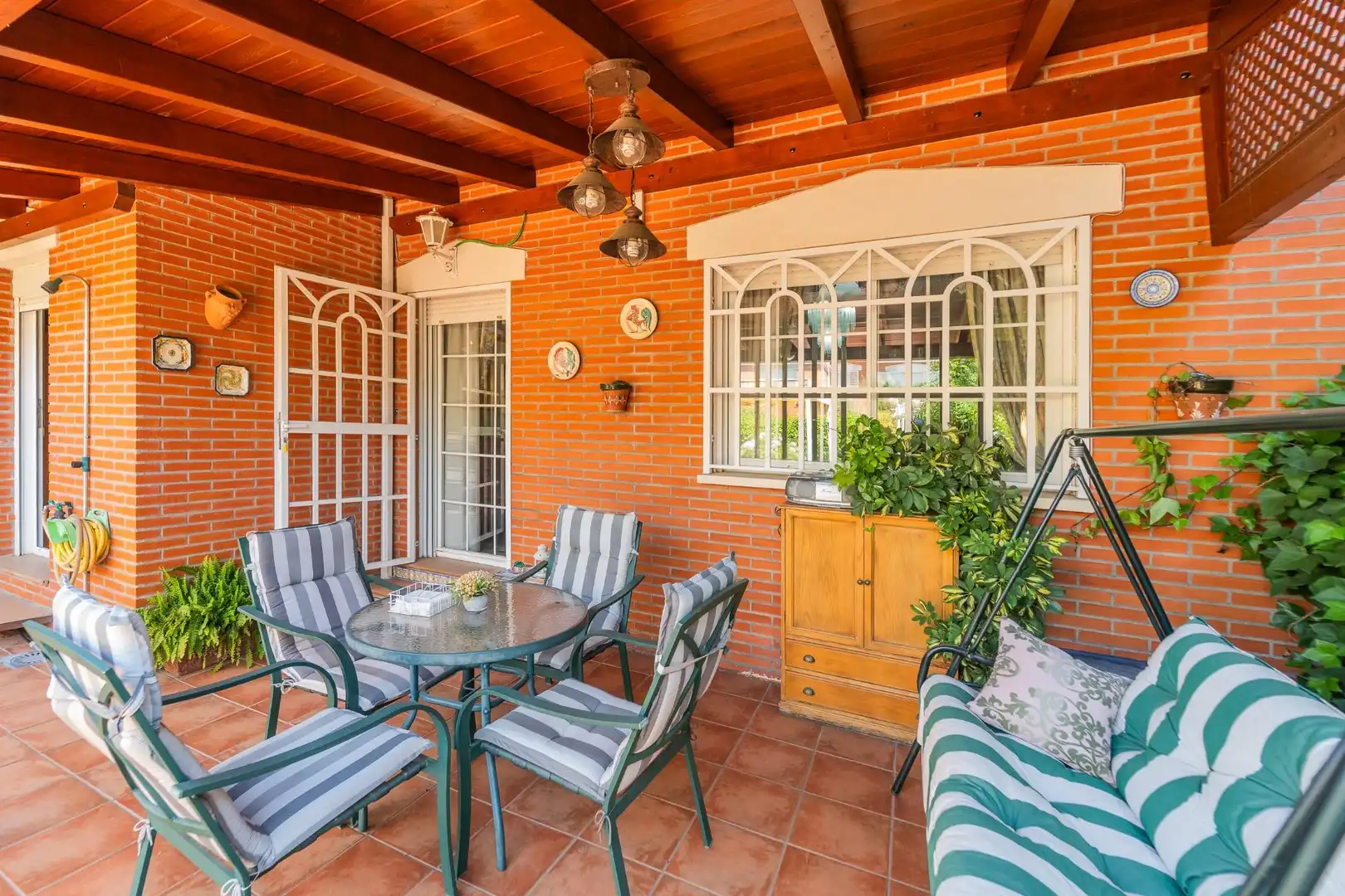 Terrasse von Einfamilien-Reihenhaus zum Verkauf in Parla mit Klimaanlage, Heizung und Privatgarten
