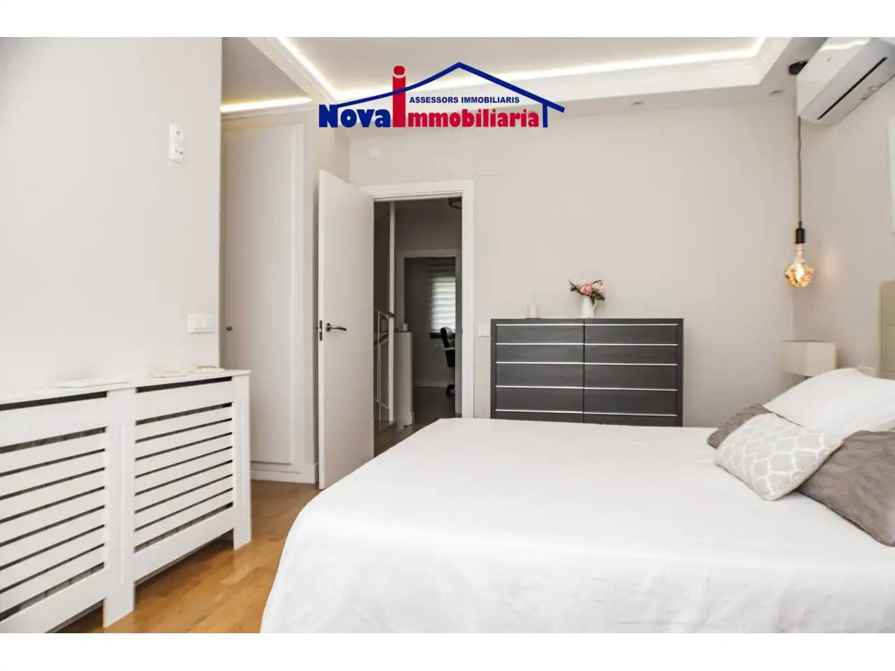 Schlafzimmer von Haus oder Chalet zum Verkauf in Sant Esteve Sesrovires mit Klimaanlage, Heizung und Privatgarten