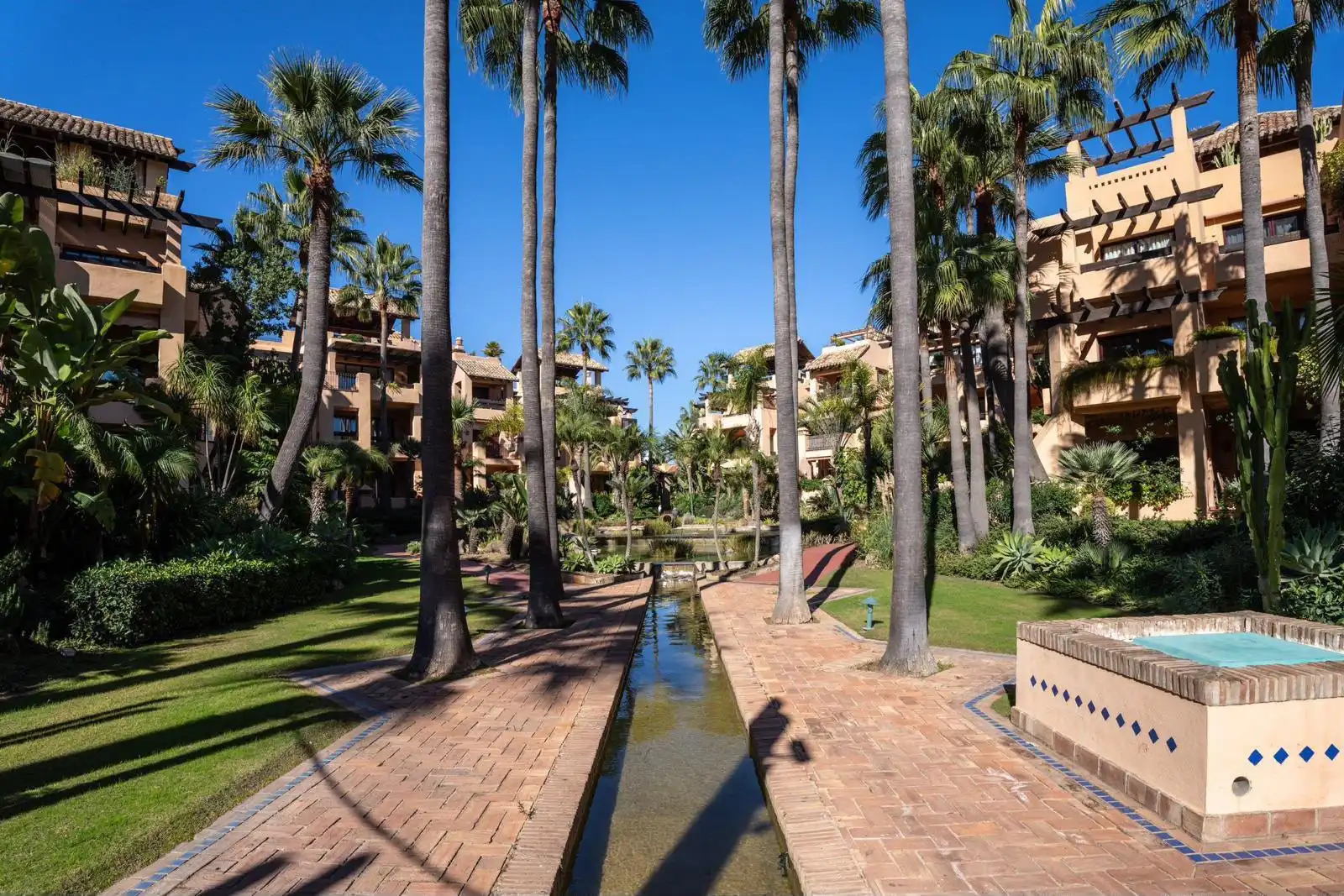 Exterior view of Ground floor for rent in Marbella  with Air Conditioner, Terrace and Swimming Pool