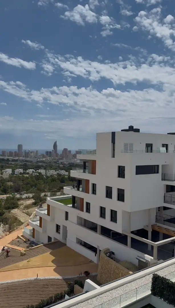 Vista exterior de Àtic en venda en La Nucia amb Aire condicionat, Terrassa i Traster