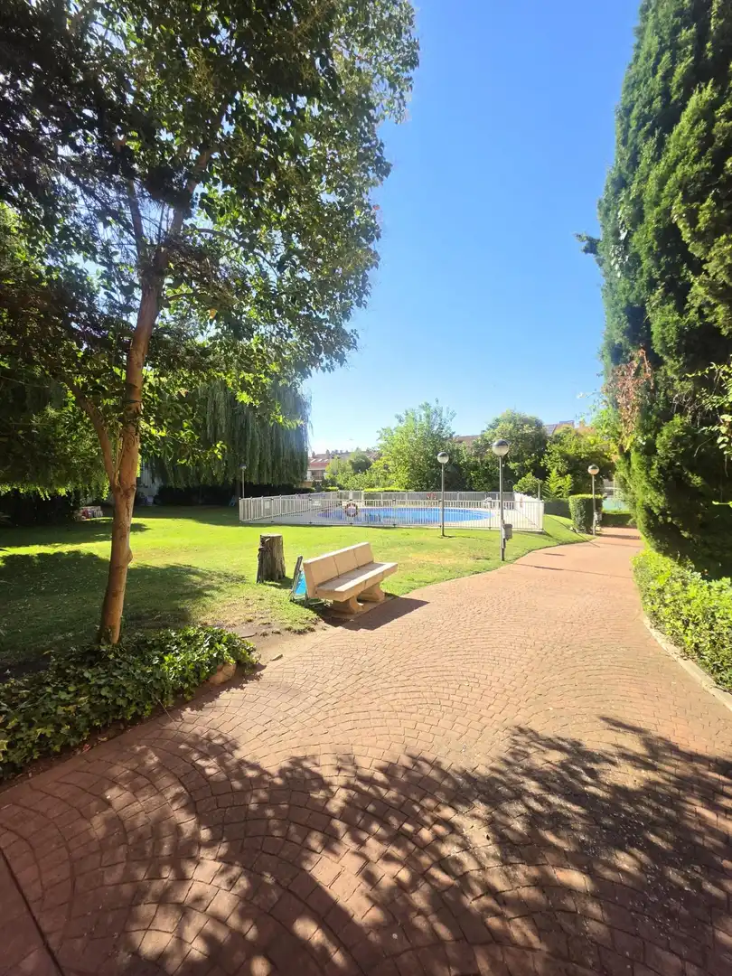 Piscina de Planta baixa en venda en Valdemoro amb Calefacció, Parquet i Terrassa